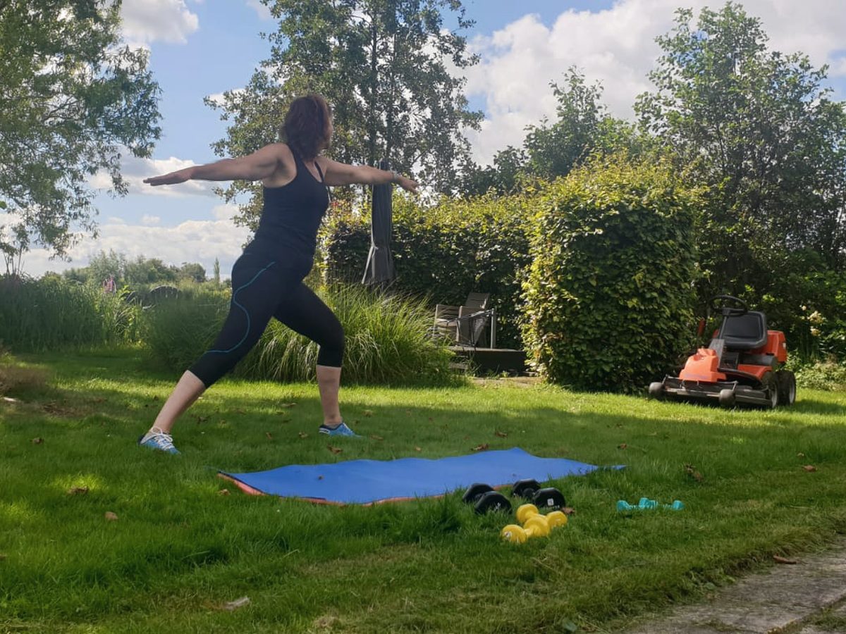 Een mat en wat materiaal klaargelegd in een tuin voor een training